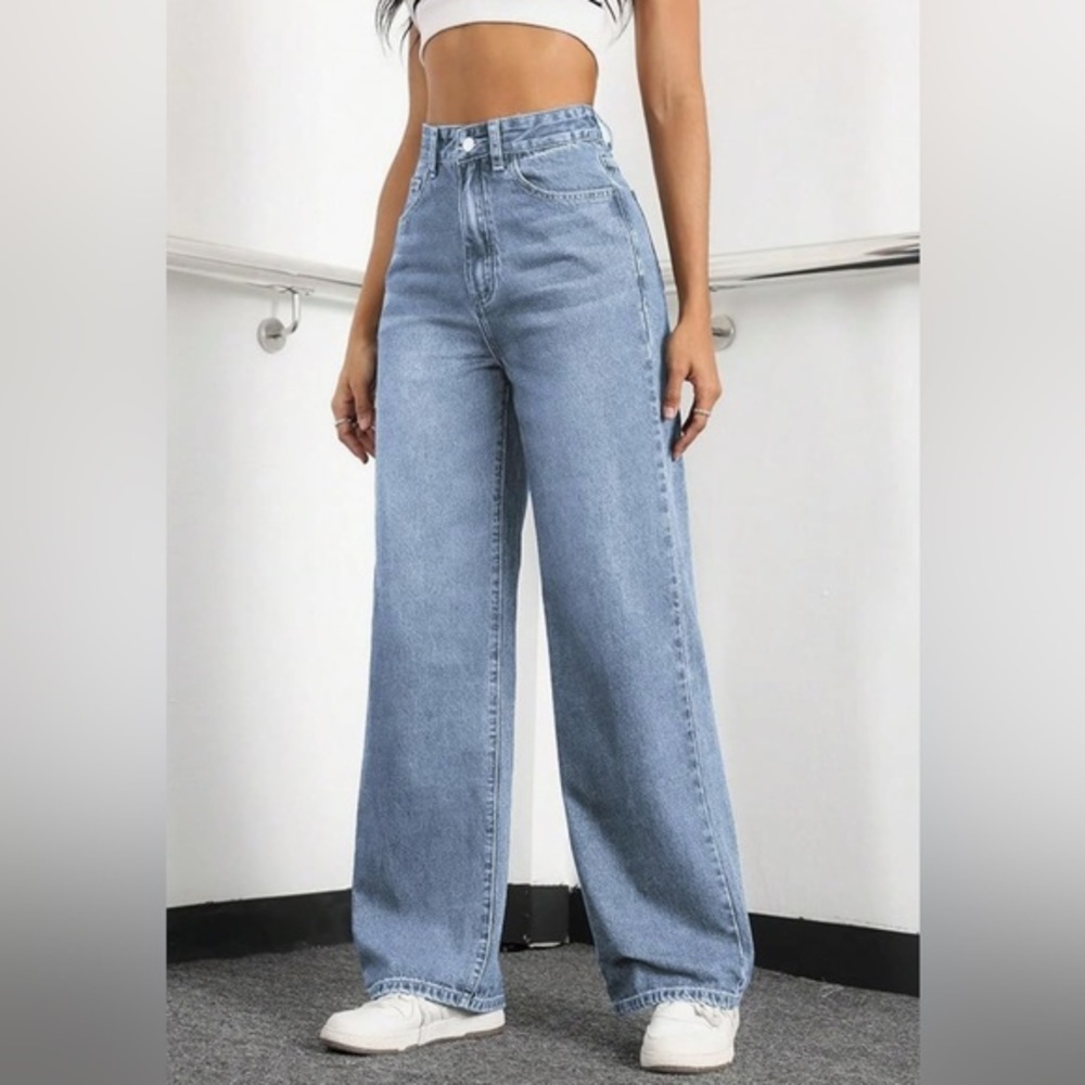 NWOT Amazon women’s light wash wide leg jeans size small